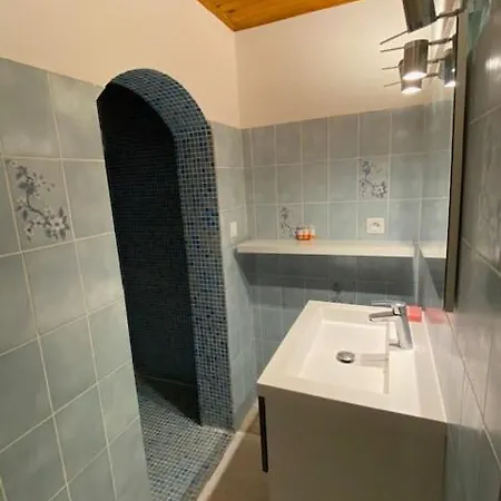 Homestay Rez De Terrasse Piscine *